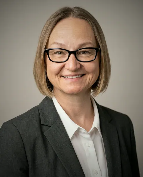 Retrato de Kim Haas, CEO e cofundadora do Pollyfriends, sorrindo em fundo cinza claro