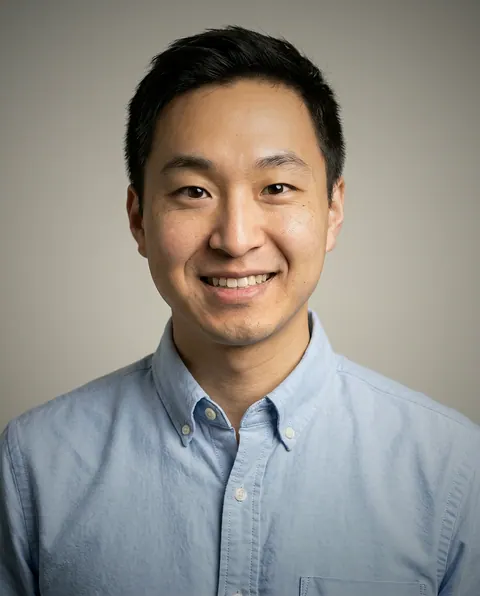 Retrato de 小林拓也, Engenheiro de software sênior do Pollyfriends, sorrindo em fundo cinza claro