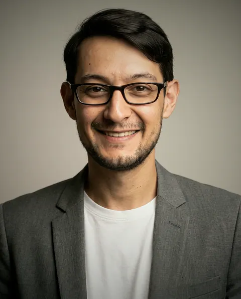Retrato de Nitin A., Engenheiro de IA do Pollyfriends, sorrindo em fundo cinza claro