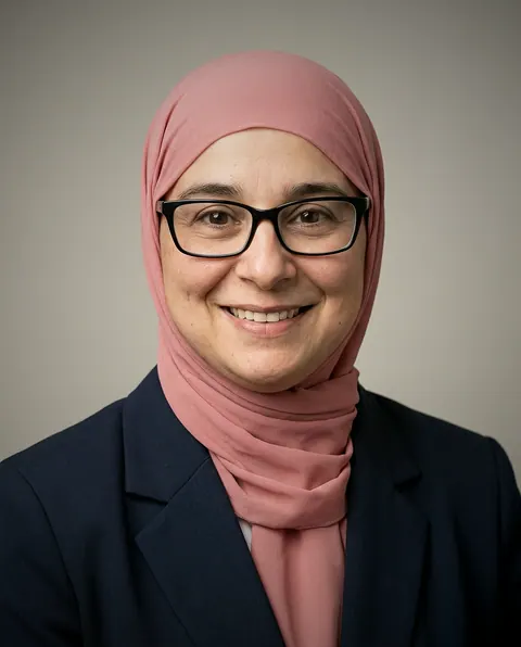 Retrato de داليا الحسيني, Vendas para empresas do Pollyfriends, sorrindo em fundo cinza claro