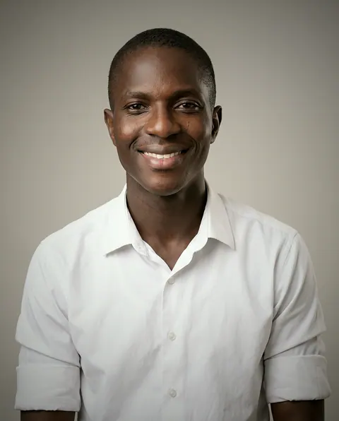 Retrato de Kev Wafula, Engenheiro de qualidade do Pollyfriends, sorrindo em fundo cinza claro