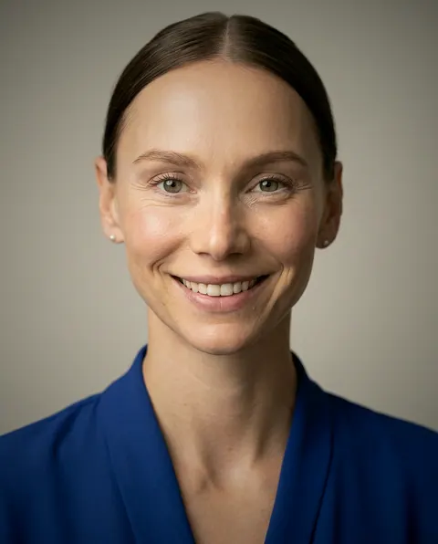 Retrato de Sophie Carrington, Diretora de pedagogia do Pollyfriends, sorrindo em fundo cinza claro