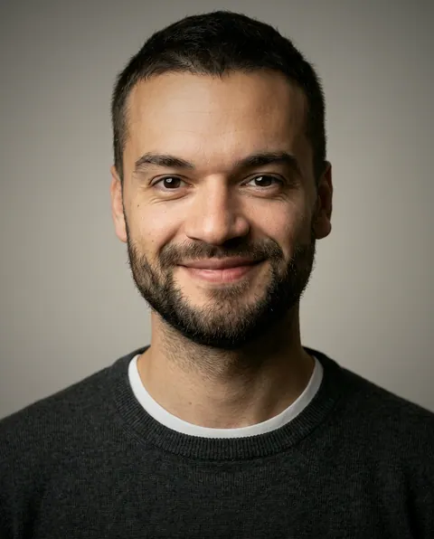 Retrato de Javi Ortega, Parcerias e afiliados do Pollyfriends, sorrindo em fundo cinza claro