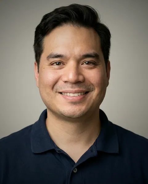 Retrato de Kiệt, Roteirista de personagens do Pollyfriends, sorrindo em fundo cinza claro