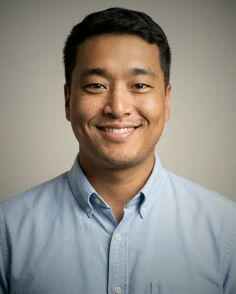 Retrato de Pao Dizon, Marketing de performance do Pollyfriends, sorrindo em fundo cinza claro