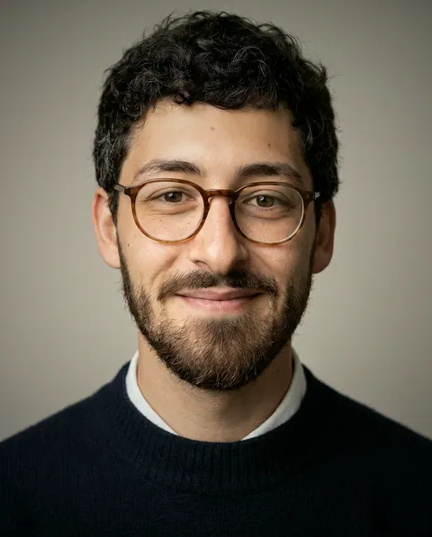 Retrato de Luca Iacono, Diretor de engenharia do Pollyfriends, sorrindo em fundo cinza claro