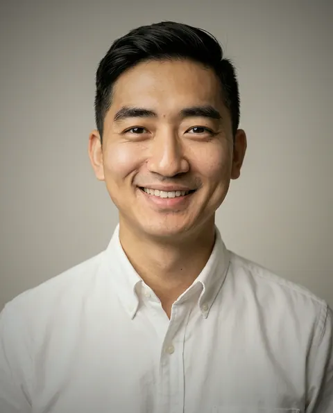 Retrato de โอ๊ต, Líder de suporte ao aluno do Pollyfriends, sorrindo em fundo cinza claro